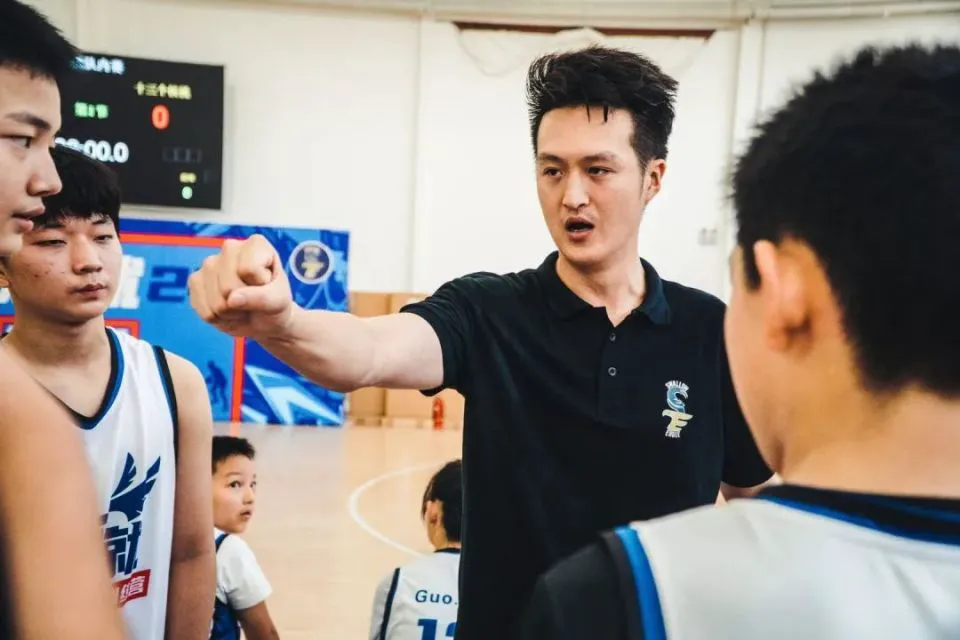 如何使用专业设备进行高效的篮板训练?_1