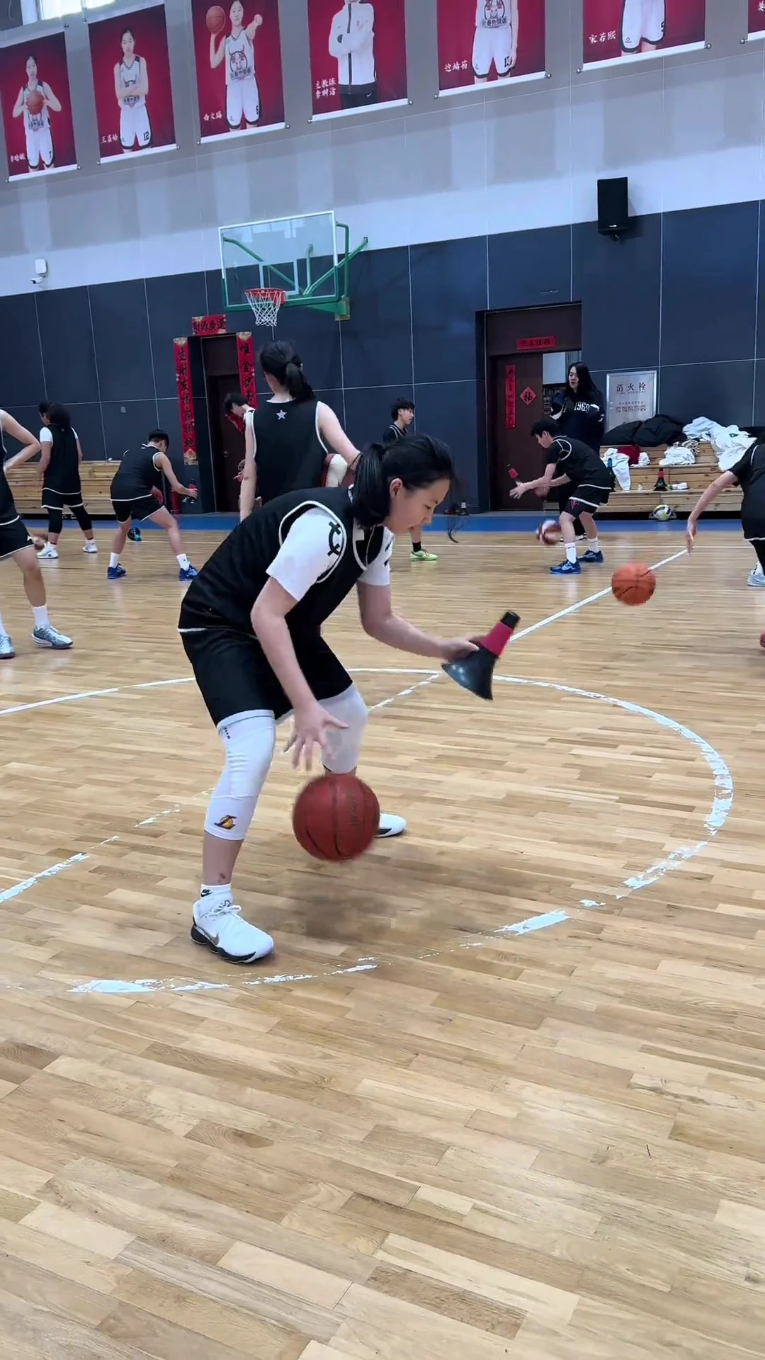 如何通过比赛提升篮球技能_1